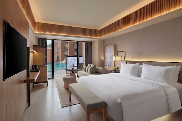 Superior room, balcony and pool view - 1 king bed | セーフティボックス (室内)、デスク、遮光カーテン、防音設備