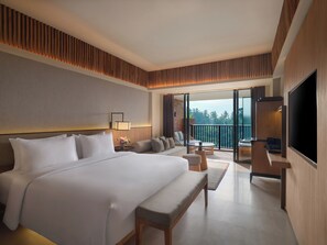 Deluxe room, balcony and forest view - 1 king bed | Két bảo mật tại phòng, bàn, màn/rèm cản sáng, phòng cách âm 