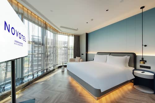Superior Room, 1 King Bed | Down duvets, minibar, in-room safe, desk