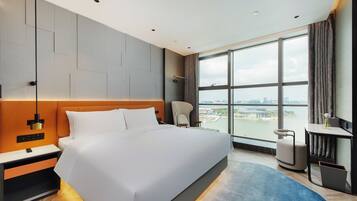 华丽客房, 1 张特大床, 湖景 | 1 多间卧室、羽绒被、迷你吧、客房内保险箱