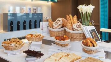 每日供应自助式早餐(每人 CNY 98)