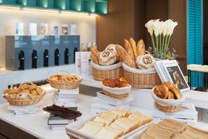 Daily buffet breakfast (CNY 98 per person)