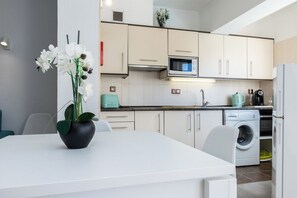Køleskab, mikrobølgeovn, ovn, kogeplade