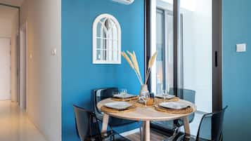 Leilighet, 1 dobbeltseng med sovesofa, balkong, byutsikt | Spisestue