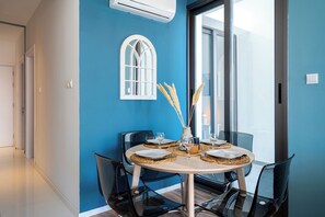 Apartamento, 1 cama de casal e sofá-cama, sacada, vista para a cidade | Sala de jantar