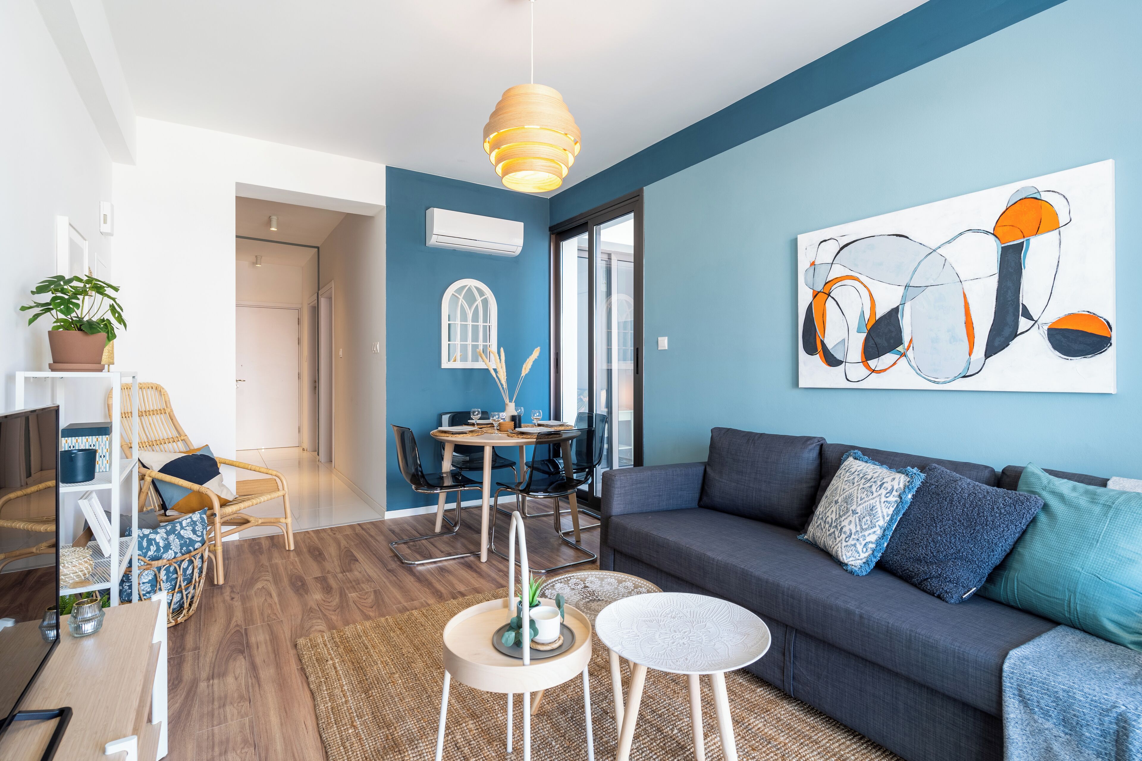 Leilighet, 1 dobbeltseng med sovesofa, balkong, byutsikt | Oppholdsområde | En 42-tommers smart-TV med digitale kanaler samt strømmetjenester