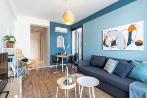apartman, 1 kétszemélyes ágy és egy kinyitható kanapé, erkély, kilátással a városra | Nappalirész | Okostévé és streamszolgáltatások