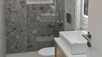 Haartrockner, Handtücher, Seife, Toilettenpapier