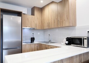 Microwave, stovetop, paper towels - Bright space downtown with street and park view near Acropolis (Athina)