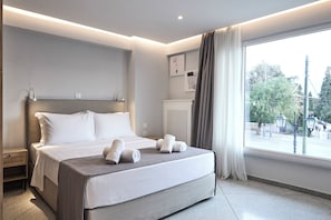 1 bedroom, desk, iron/ironing board, WiFi - Bright space downtown with street and park view near Acropolis (Athina)