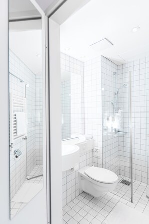 Een douche, een haardroger, handdoeken, zeep