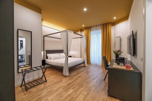 Caja de seguridad en la habitación, escritorio y cortinas blackout