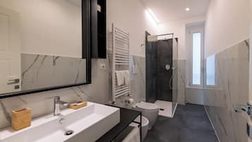 Deluxe-Zimmer, eigenes Bad, Stadtblick | Badezimmer | Dusche, Haartrockner, Handtücher, Seife