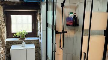 Doccia, asciugacapelli, asciugamani, sapone