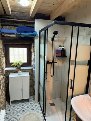 تجهيزات دش، مجففات شعر، مناشف، صابون