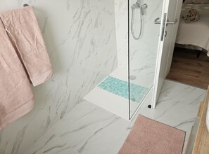 Hus (Vlla Magnolia Pirovac) | Bad | Dusj og håndklær