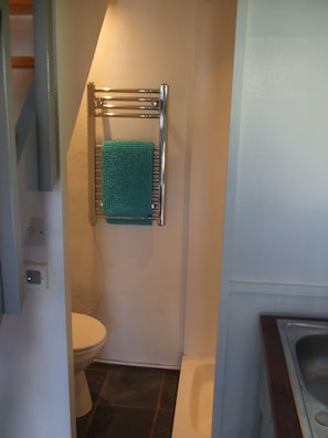 Séchoir à cheveux, serviettes fournies, savon, papier de toilette