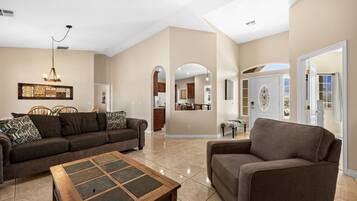 TV connectée, cheminée, livres