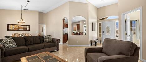 TV connectée, cheminée, livres