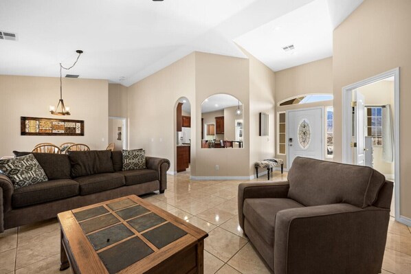 Smart TV, fireplace, books - 4 Bdrm - UTV and GOLF  J & Amy (Littlefield)