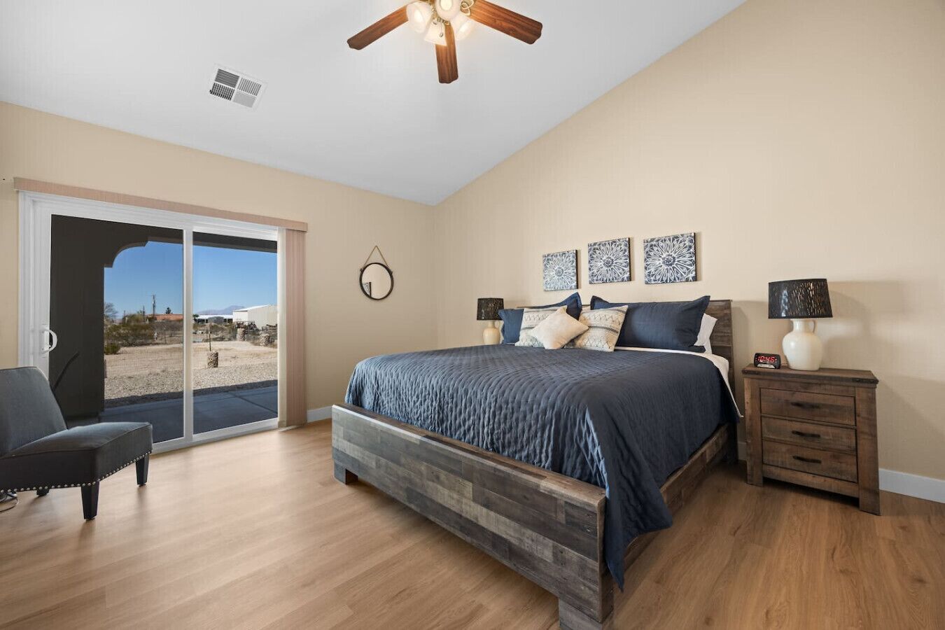 4 chambres, bureau, fer et planche à repasser, lit parapluie