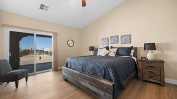 4 chambres, bureau, fer et planche à repasser, lit parapluie