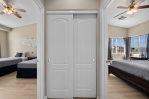 4 Schlafzimmer, Schreibtisch, Bügeleisen/Bügelbrett, Reisekinderbett