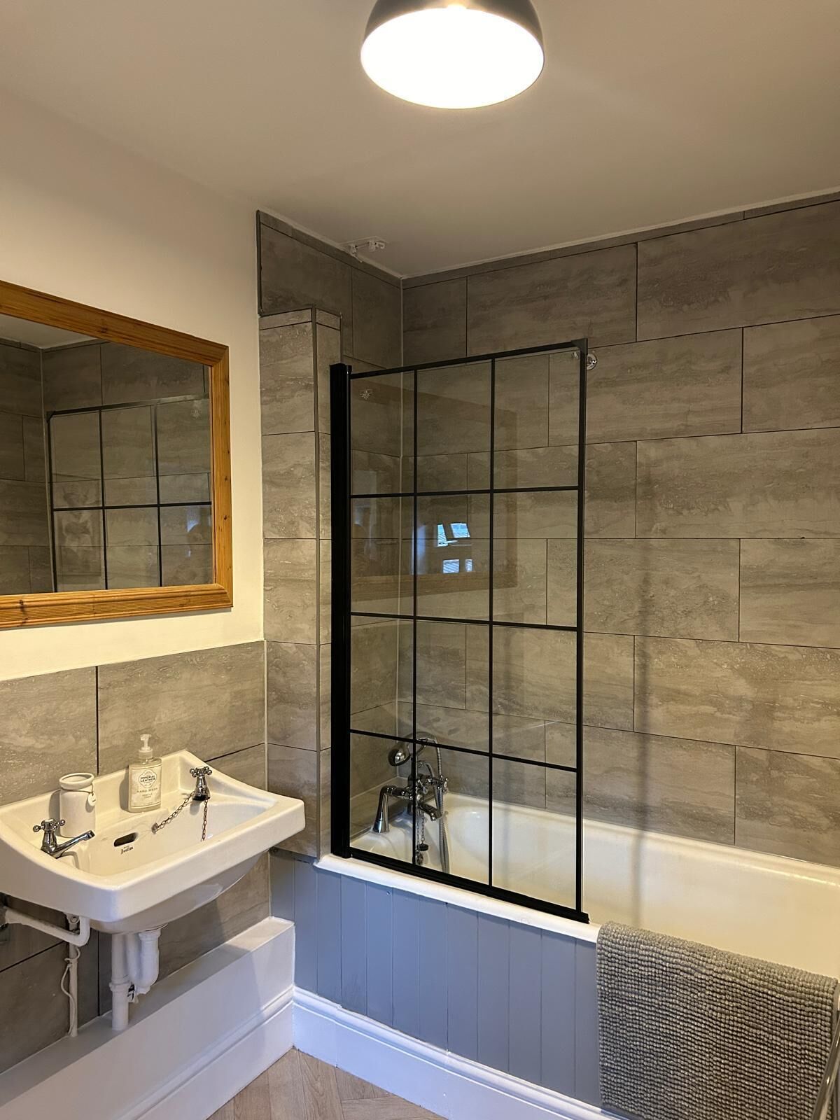 Regadera, secadora de cabello, toallas, papel de baño 