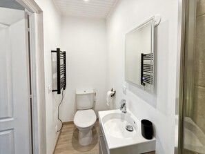 Douche, serviettes fournies, savon, papier toilette