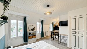 A bedroom with a bed, a desk, a chair, a TV, and a wardrobe. - Studio Horizon Bleu (5-minute walk from the sea) (Criel-sur-Mer)