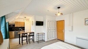 A modern, compact room with a bed, a small desk, and a kitchenette. - Studio Horizon Bleu (5-minute walk from the sea) (Criel-sur-Mer)
