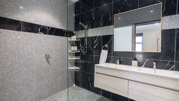 Comfort Studio Suite | Bathroom | Shower, free toiletries, hair dryer, slippers