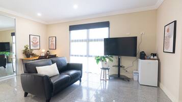 Studio Suite Comfort | 1 kamar tidur, meja kerja, dan ruang kerja ramah laptop