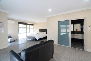 Comfort studio suite | Een bureau, een laptopwerkplek, een strijkplank/strijkijzer, gratis wifi