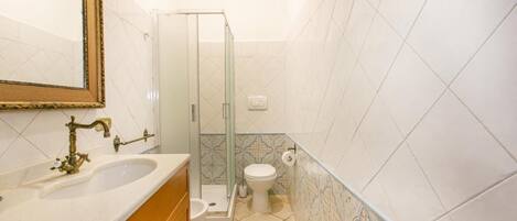 Dusche, Haartrockner, Bidet, Handtücher