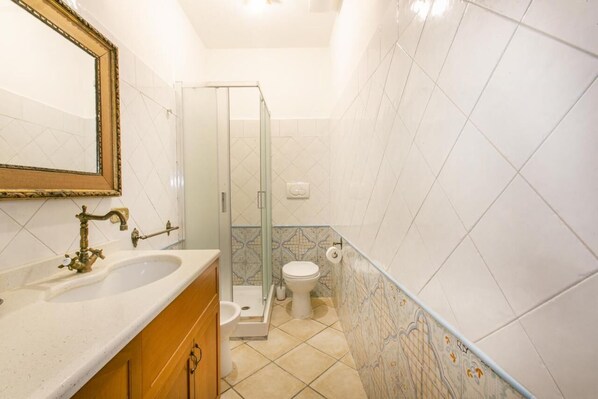 Douche, sèche-cheveux, bidet, serviettes fournies
