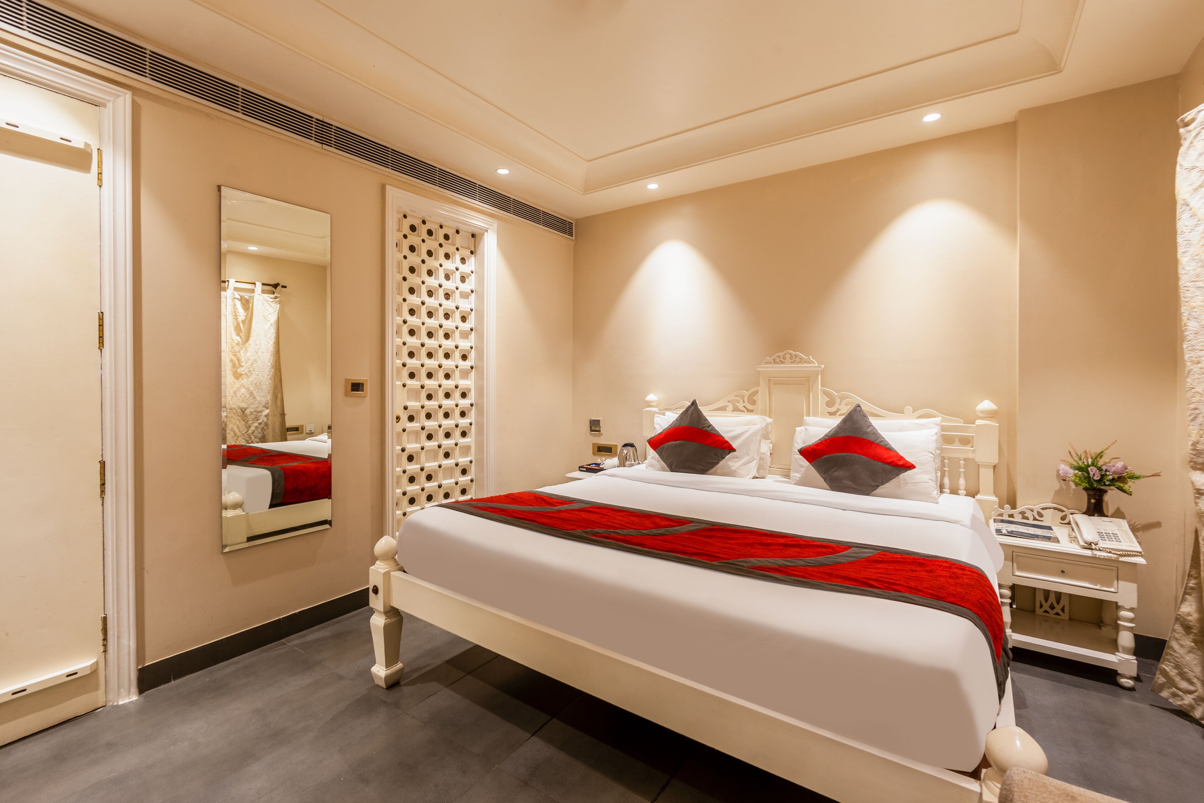 Deluxe Suite, City View | In-room safe, desk, blackout drapes, soundproofing