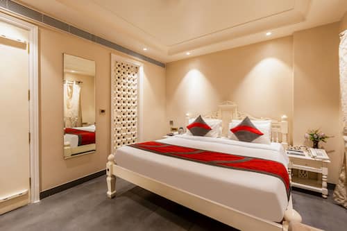 Deluxe Suite, City View | In-room safe, desk, blackout drapes, soundproofing