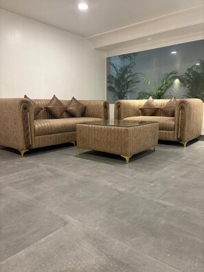 Coin salon dans le hall