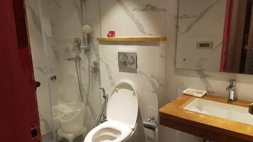 Deluxe Double or Twin Room | Bathroom | Shower, rainfall showerhead, free toiletries, hair dryer