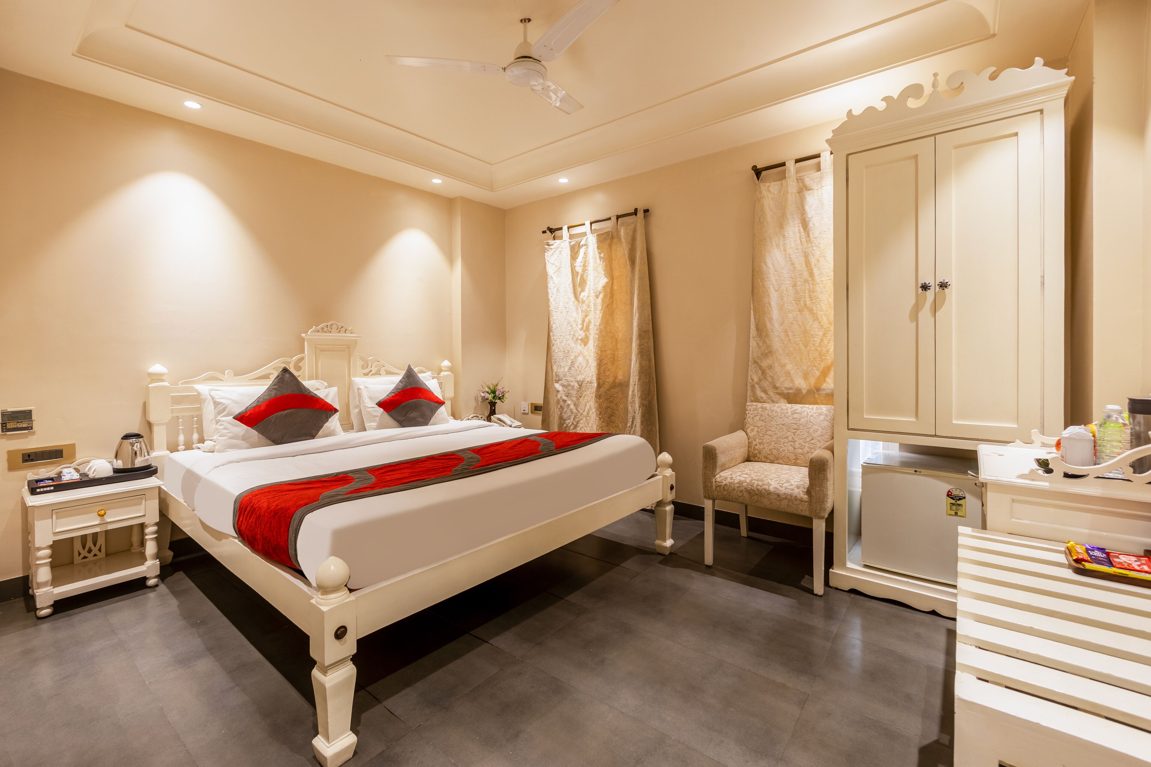 Deluxe Suite, City View | In-room safe, desk, blackout drapes, soundproofing