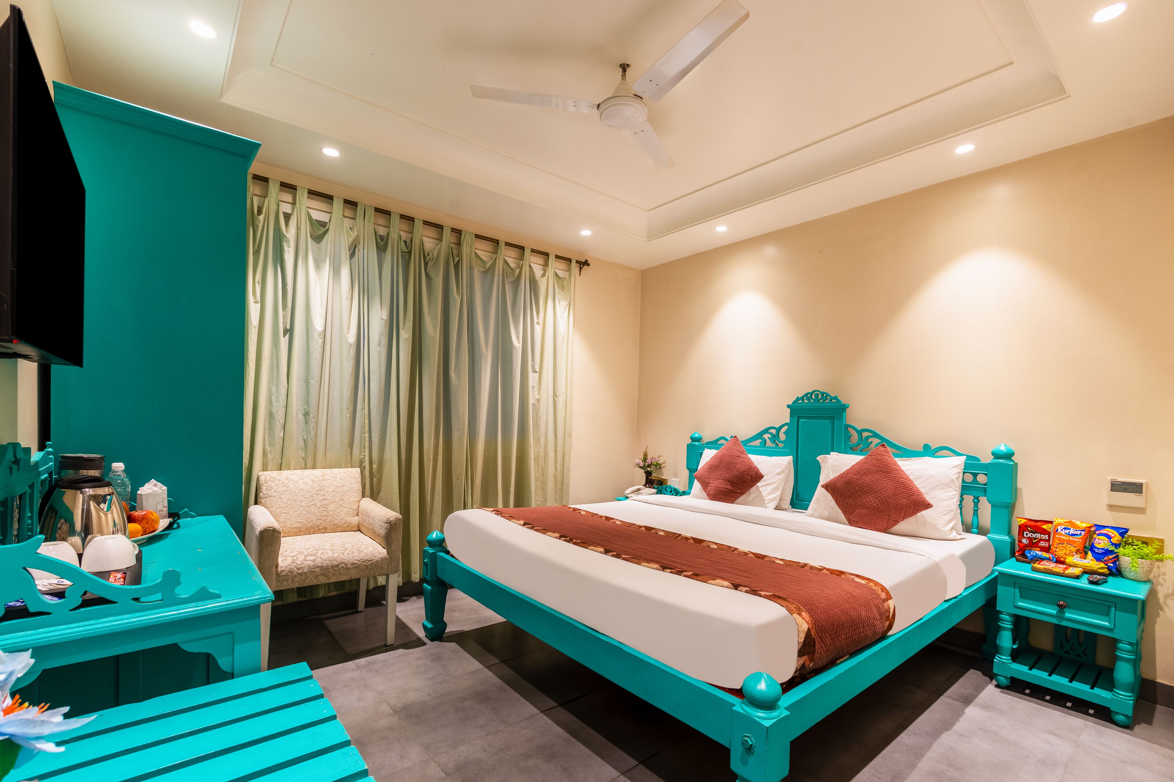 Deluxe Suite, City View | In-room safe, desk, blackout drapes, soundproofing