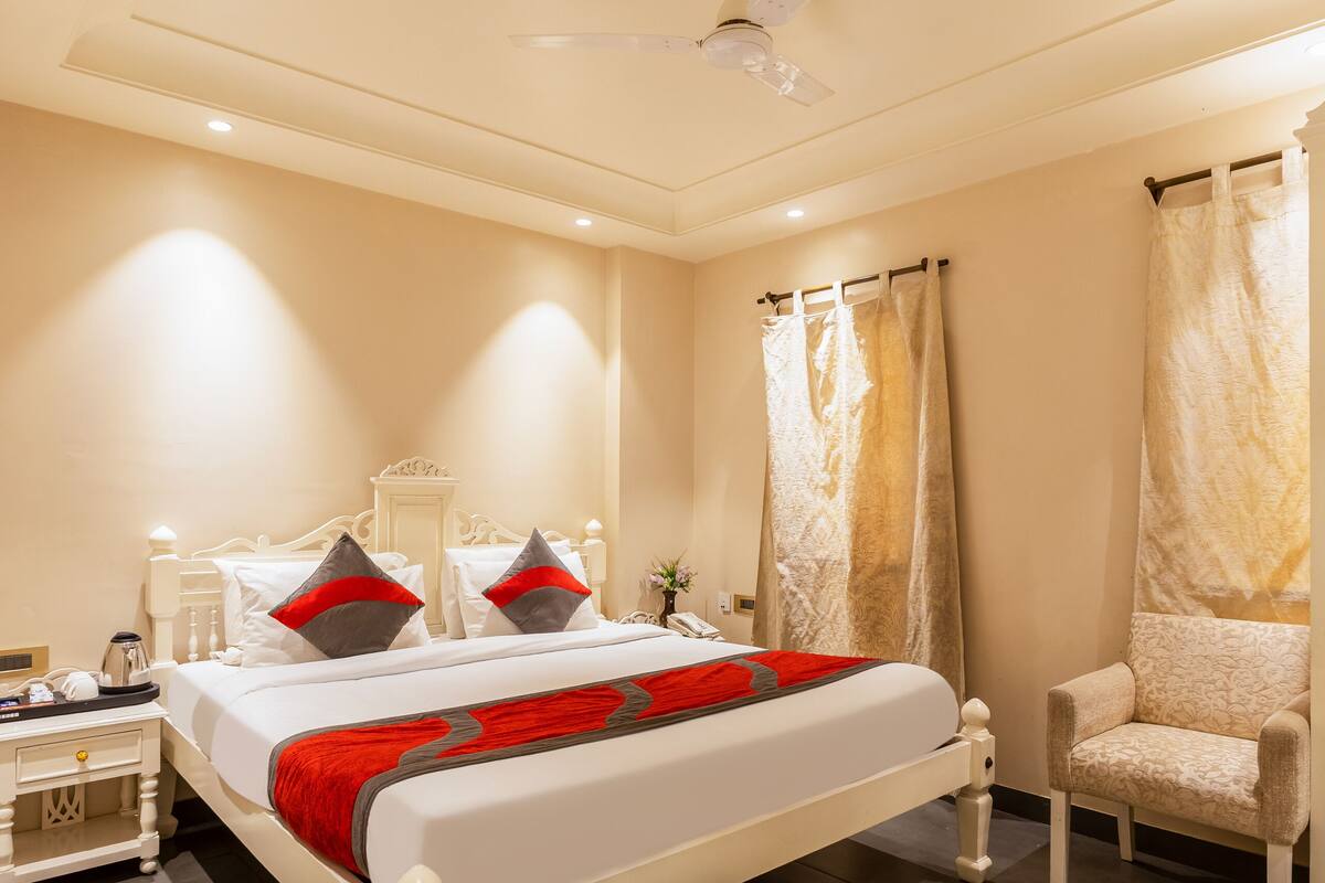 Deluxe Suite, City View | In-room safe, desk, blackout drapes, soundproofing