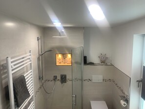 Regadera, secadora de cabello, toallas, jabón 