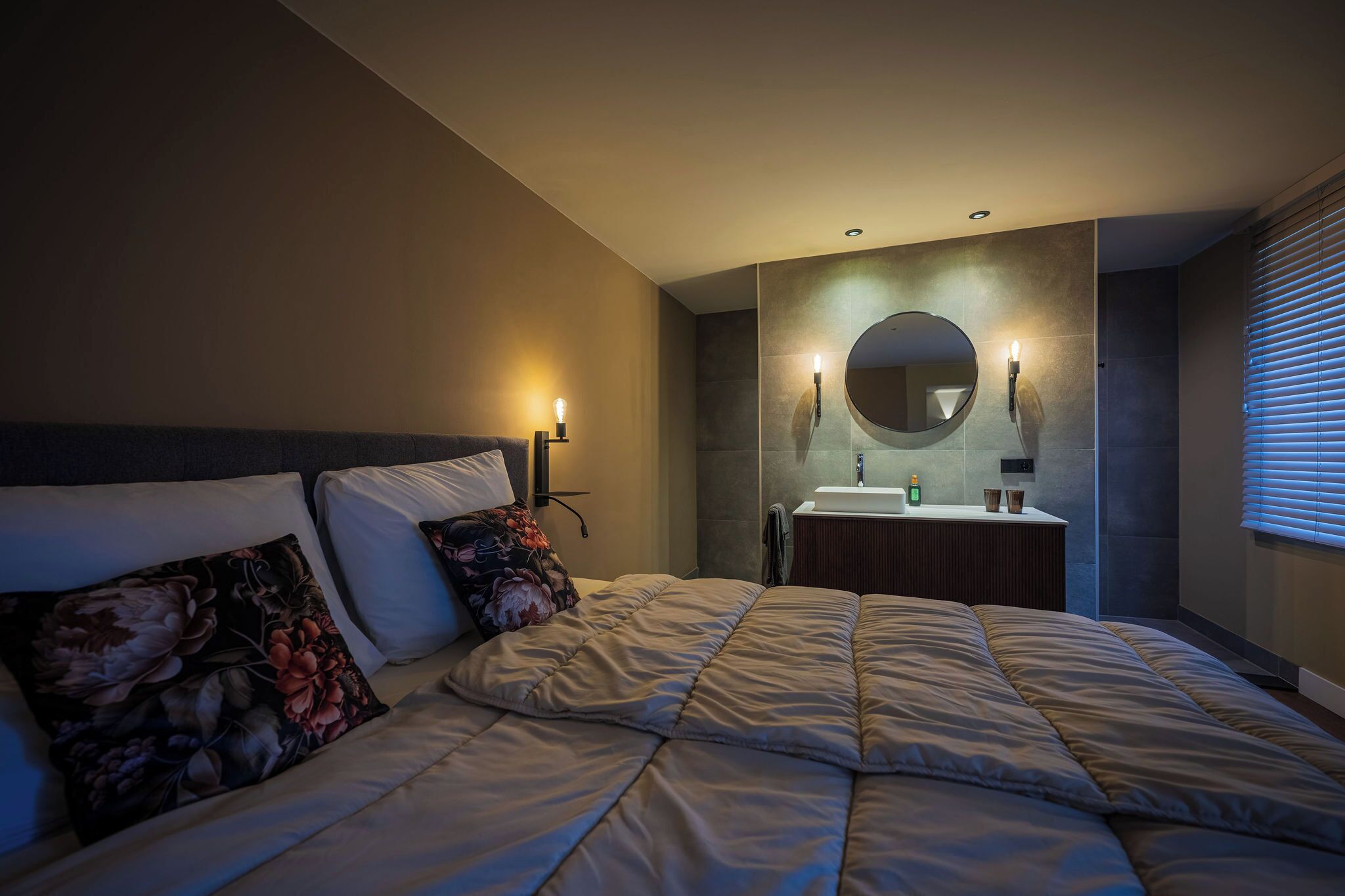 3 slaapkamers, een strijkplank/strijkijzer, reisbedje, gratis wifi