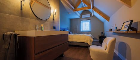 3 chambres, fer et planche à repasser, lit de bébé portatif