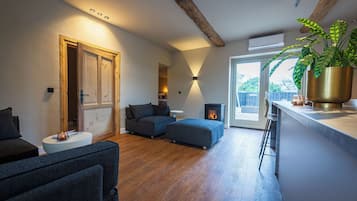 Smart TV, fireplace