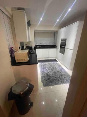 Casa | Cocina privada | Refrigerador, microondas, horno y parrilla de estufa 
