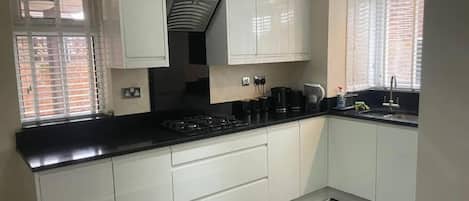 Refrigerador, microondas, horno, placa de cocina