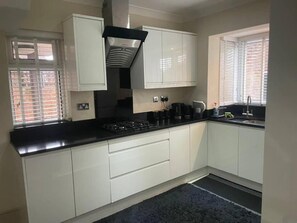 Talo | Yksityinen keittiö | Jääkaappi, mikroaaltouuni, uuni, liesi